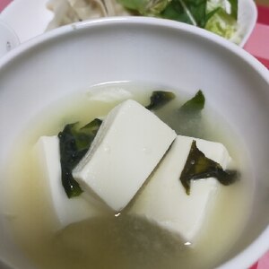 豆腐とわかめの塩麹入り味噌汁